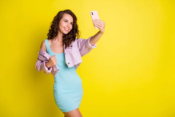 Foto van gelukkig glimlachen charmante mooie jonge vrouw praten selfie op mobiele telefoon geïsoleerd op gele kleur achtergrond — Stockfoto