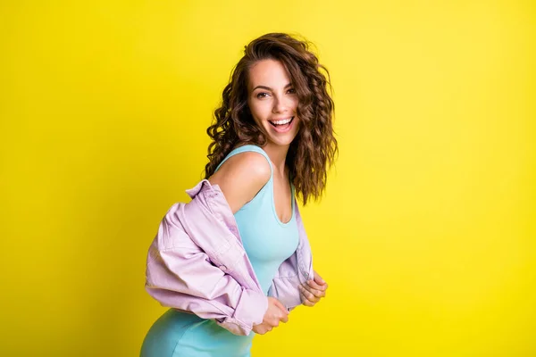 Foto de feliz alegre hermosa mujer atractiva coqueteando vestido de vestir y chaqueta de color lila aislado sobre fondo de color amarillo —  Fotos de Stock