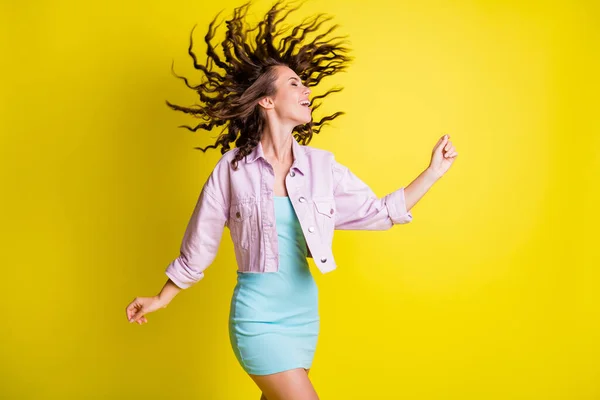 Portret bardzo beztroskiej osoby tańczące włosy latające promienie uśmiechu mają dobry nastrój odizolowany na żółtym tle — Zdjęcie stockowe