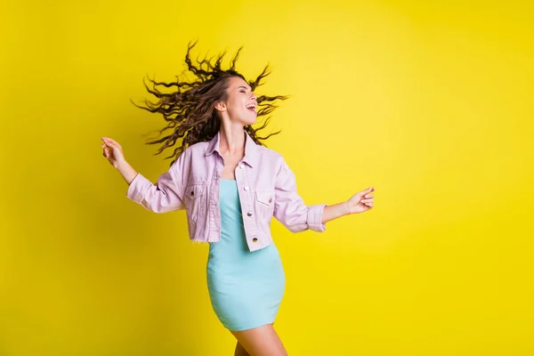 Retrato de encantadora chica de pelo ondulado alegre soñadora bailando teniendo espacio de copia divertido aislado sobre fondo de color amarillo brillante —  Fotos de Stock