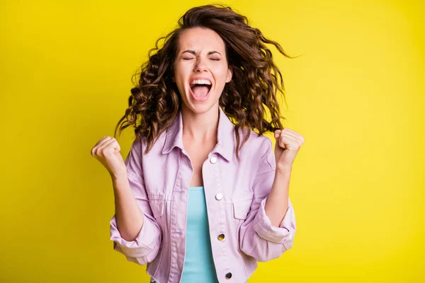 Retrato de adorável louco overjoyed menina de cabelos ondulados grande notícia reação loteria vitória isolada sobre fundo de cor amarelo brilhante — Fotografia de Stock