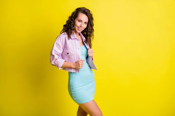 Foto de joven hermosa hermosa chica impresionante usar vestido corto y chaqueta violeta coqueta aislado sobre fondo de color amarillo —  Fotos de Stock