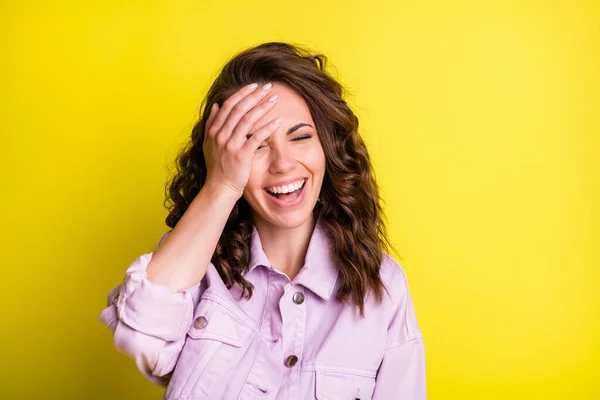 Foto de feliz sorrindo animado funky engraçado menina rindo ouvir boa piada humorístico isolado no fundo de cor amarela — Fotografia de Stock