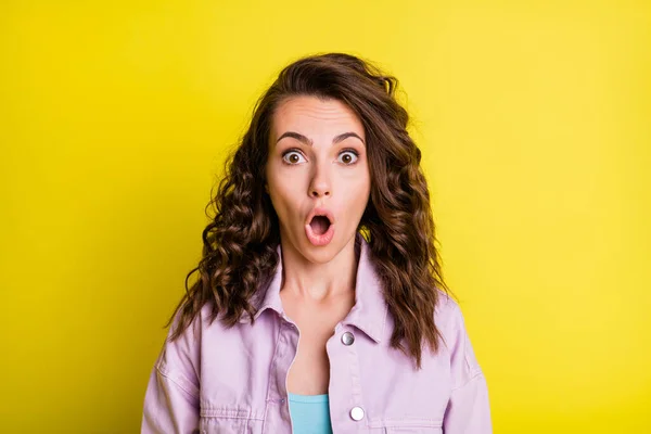 Retrato de atractiva chica de pelo ondulado asombrado increíble reacción de noticias aislado sobre fondo de color amarillo brillante —  Fotos de Stock