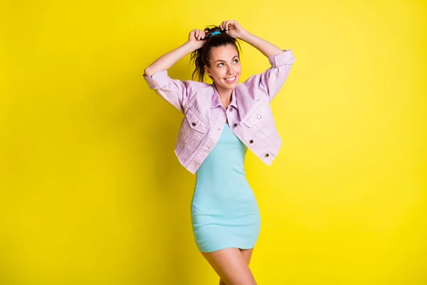 Foto de encantadoras manos de dama positiva fijando el aspecto del cabello interesado espacio vacío aislado en el fondo de color amarillo —  Fotos de Stock