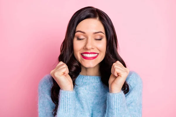 Portret zadowolonej osoby zamknięte oczy ząb uśmiech pięści się nosić pullover izolowane na różowy kolor tła — Zdjęcie stockowe