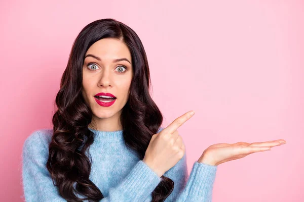 Retrato de la encantadora dama impresionada boca abierta dedo directo espacio vacío palma de la mano aislado sobre fondo de color rosa — Foto de Stock