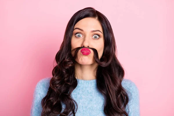 Retrato de niña satisfecha jugando hacer que el pelo bigote desgaste jersey aislado sobre fondo de color rosa — Foto de Stock