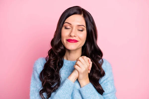 Porträt einer ziemlich positiven Person mit geschlossenen Augen gefaltete Arme Handflächen lächeln isoliert auf rosa Hintergrund — Stockfoto
