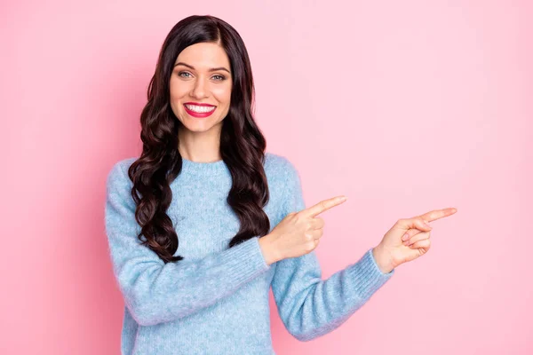 Foto di bella ragazza indicano indici spazio vuoto usura blu maglione isolato colore rosa sfondo — Foto Stock
