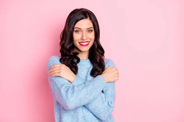 Foto di adorabile ragazza allegra abbracciare le spalle indossare maglione blu isolato colore rosa sfondo — Foto Stock