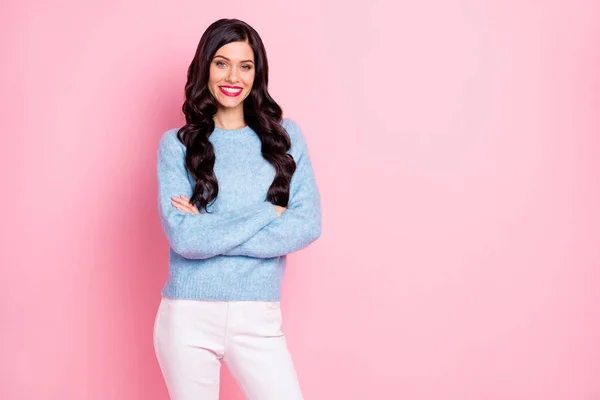 Foto de persona bastante amigable brazos doblados radiante sonrisa mirada cámara aislada sobre fondo de color rosa —  Fotos de Stock