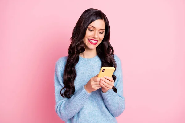 Ritratto di blogger piuttosto allegro sorridente sguardo telefono usura pullover isolato su sfondo di colore rosa — Foto Stock