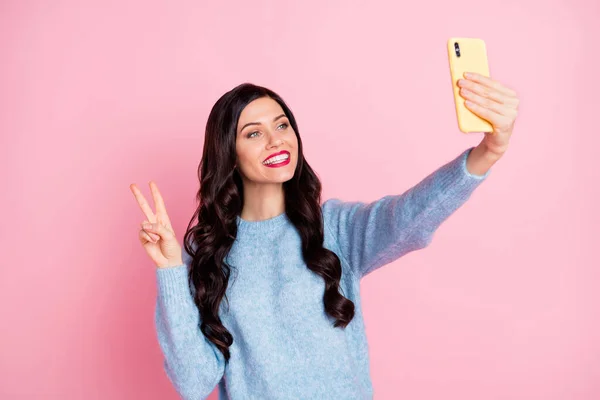 Foto de dama positiva hacer selfie dedos muestran v-signo tienen buen estado de ánimo aislado en el fondo de color rosa — Foto de Stock