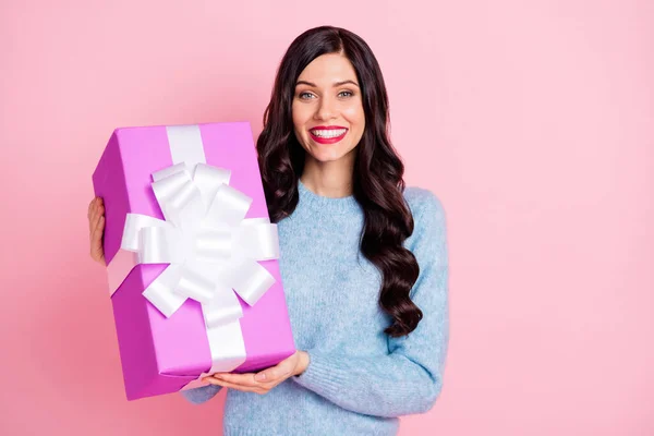 Foto de adorables manos de persona satisfecha sostienen caja de regalo sonrisa dentada mirada cámara aislada sobre fondo de color rosa —  Fotos de Stock