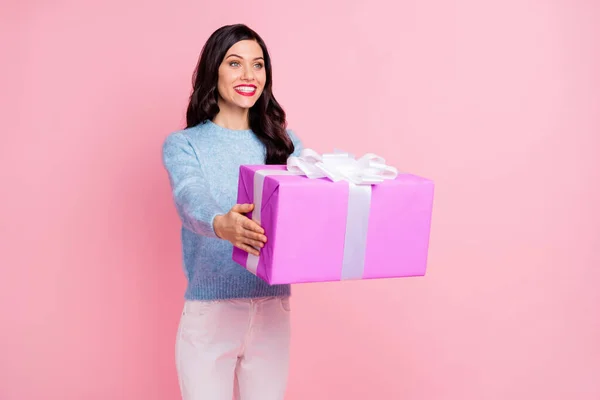 Foto de perfil de adorables manos de persona satisfecha sostienen levantar giftbox espacio vacío aislado en el fondo de color rosa —  Fotos de Stock