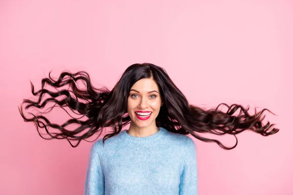 Foto de joven dama look cámara viento soplo rizado peinado desgaste azul suéter aislado rosa color fondo —  Fotos de Stock