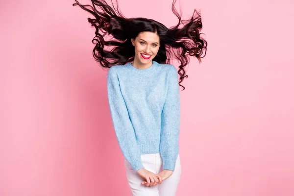 恥ずかしがり屋の女の子の若い女性のホールドヤシの飛行髪は青セーター孤立ピンク色の背景を身に着けている — ストック写真