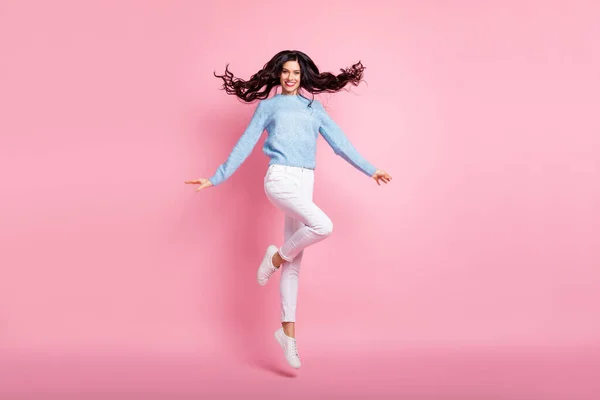 Foto em tamanho completo de pessoa muito positiva pulando cabelo voador tem bom humor isolado no fundo cor-de-rosa — Fotografia de Stock