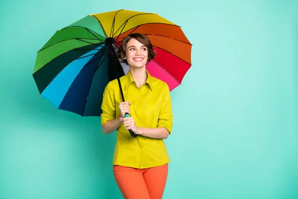 Foto-Porträt von lächelnden Frau suchen leeren Raum halten großen bunten Regenschirm isoliert auf hellem teal Farbhintergrund — Stockfoto