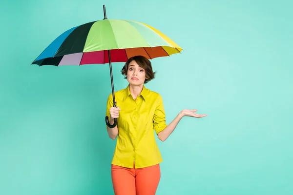 Foto portret van trieste chagrijnige vrouw houden paraplu in regenachtig weer geïsoleerd op levendige turquoise kleur achtergrond — Stockfoto