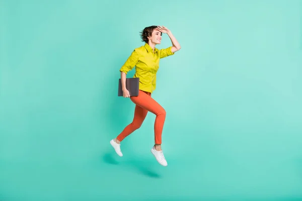 Full längd kroppsstorlek bild av attraktiv glad flicka hoppa bär laptop hitta sätt isolerad på klarblå färg bakgrund — Stockfoto
