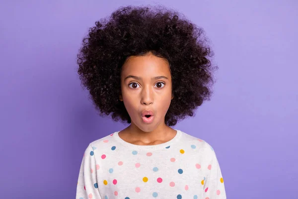 Foto de sorprendida impactada linda chica de piel oscura usar suéter punteado blanco aislado sobre fondo de color púrpura —  Fotos de Stock