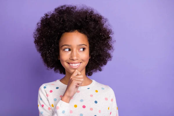 Foto de mente muito escuro pele menina desgaste branco pontilhado pulôver olhar espaço vazio isolado no fundo cor violeta — Fotografia de Stock