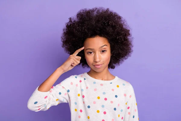 Foto přemýšlivý vážné afro americká dívka bod prst hlava nápad izolované na fialové barvy pozadí — Stock fotografie