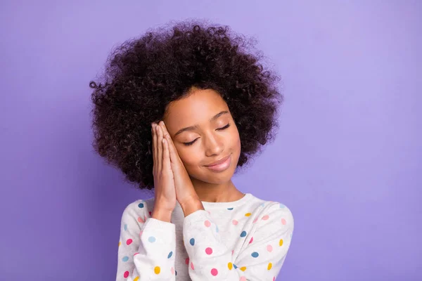 Foto di affascinante pacifica afro ragazza americana tenere le mani testa sonno isolato su sfondo di colore viola — Foto Stock