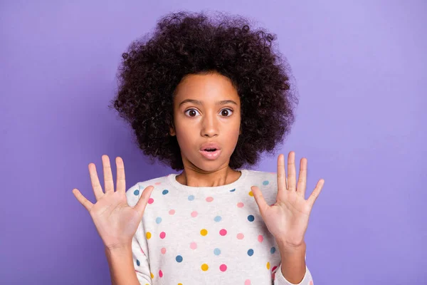 Foto de niña afroamericana asustada alza las manos horrorizada aislada sobre fondo de color púrpura —  Fotos de Stock