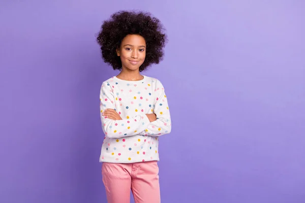 Foto de chica afro-americana seria y confiada cruzada de brazos usar ropa casual aislada de color violeta de fondo —  Fotos de Stock