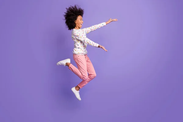 Profilo full size lato foto di afro americano bambina salto mani aperte copyspace isolato su sfondo di colore viola — Foto Stock