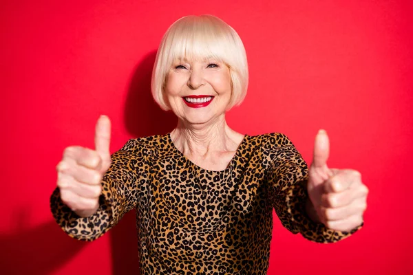 Foto von positiven hübsche alte Dame zeigen Daumen nach oben empfehlen Werbung isoliert auf rotem Hintergrund — Stockfoto
