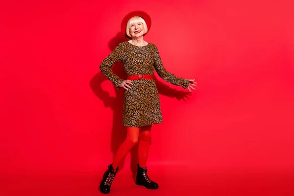 Фотографія повного тіла веселої літньої жінки щаслива позитивна посмішка в гламурній сукні ізольована на фоні червоного кольору — стокове фото