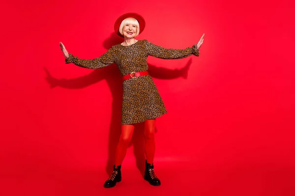 Фото веселих літньої жінки щасливої позитивної посмішки весело ізольовані на фоні червоного кольору — стокове фото