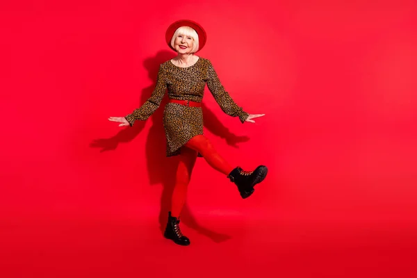 Full size foto van vrolijke oude vrouw gelukkig positieve glimlach hebben plezier dans partij geïsoleerd over rode kleur achtergrond — Stockfoto