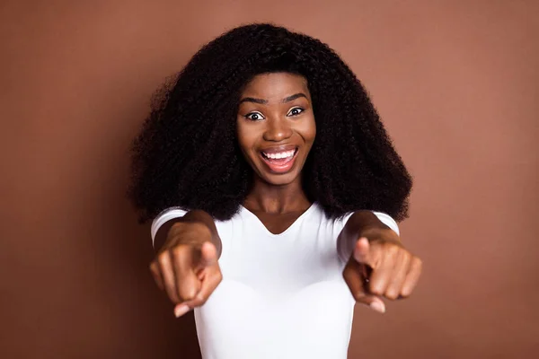 Foto von jungen aufgeregten schwarzen Mädchen glücklich positives Lächeln zeigen Finger Sie Anzeige Wahl isoliert über braunen Farbhintergrund — Stockfoto