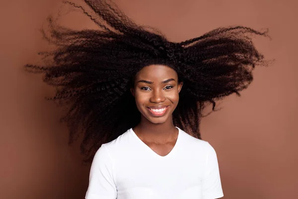 Portret van aantrekkelijke vrolijke meisje wind blazen haar perfecte schoonheid geïsoleerd over bruine kleur achtergrond — Stockfoto