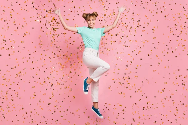 Portrait pleine longueur de charmante dame insouciante saut lever les mains étoiles confettis isolé sur fond de couleur rose — Photo