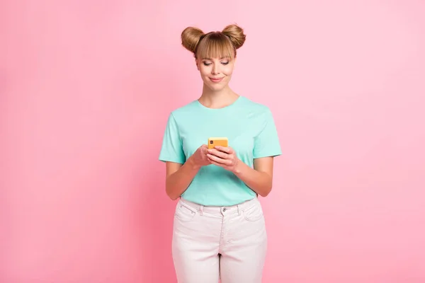 Foto van mooie dame kijken telefoon typen commentaar goed humeur dragen teal kleding geïsoleerd op roze kleur achtergrond — Stockfoto