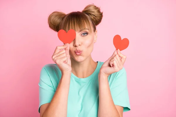 Foto de pessoa bonita beijar lábios coração símbolo cartão tampa olho desgaste roupa teal isolado no fundo cor-de-rosa — Fotografia de Stock