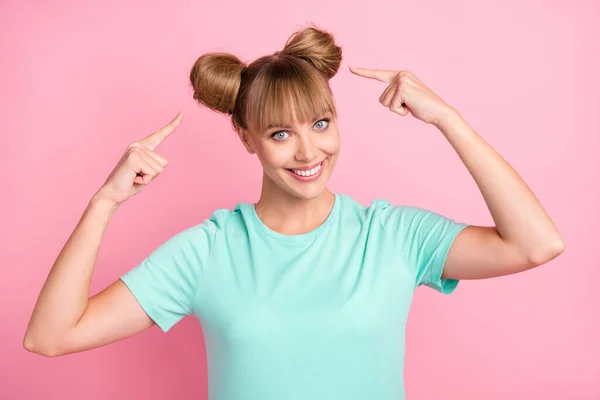 Портрет позитивної дівчини прямі два пальці зачіски зубна посмішка приємний ефект ізольований на рожевому кольоровому фоні — стокове фото