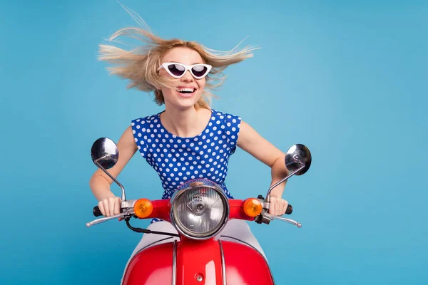 Foto von jungen fröhlichen Mädchen glücklich positives Lächeln Fahrt Motorrad Transport fliegen Haare isoliert über blauer Farbe Hintergrund — Stockfoto