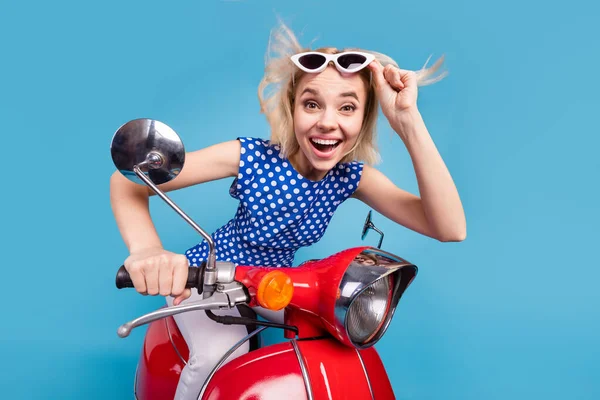 若い興奮した女の子の写真幸せな正の笑顔に乗るスクーターフライブロー夏隔離された青の色の背景 — ストック写真