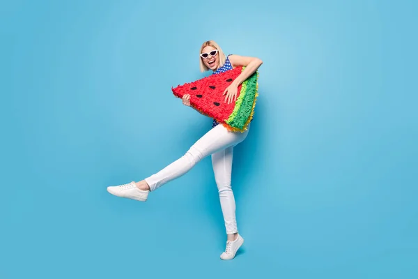 Full storlek profil sida foto av ung flicka glad positiv leende hålla stora vattenmelon skiva frukt isolerad över blå färg bakgrund — Stockfoto
