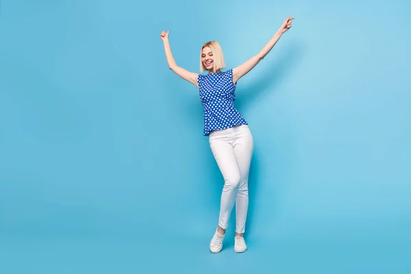 Alacsony szög nézet teljes test fotó fiatal lány boldog pozitív mosoly szórakozás tánc elszigetelt kék szín háttér — Stock Fotó
