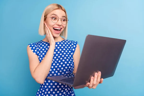 Profil sida foto av ung flicka glad positiv leende förvånad förvånad nyheter ser bärbar dator isolerad över blå färg bakgrund — Stockfoto