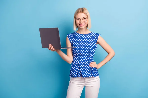 Photo de jeune femme d'affaires attrayante heureux sourire positif tenir ordinateur portable isolé sur fond de couleur bleue — Photo