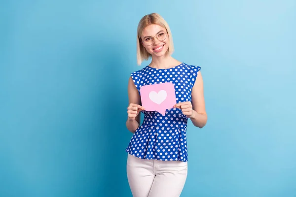 Foto van jong aantrekkelijk meisje gelukkig positief glimlach houden reactie pictogram populair als geïsoleerd over blauwe kleur achtergrond — Stockfoto